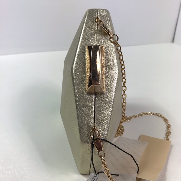 Wallyns Gold Diamond Shaped Purse
Shoulder Bag - Picture 6 of 9